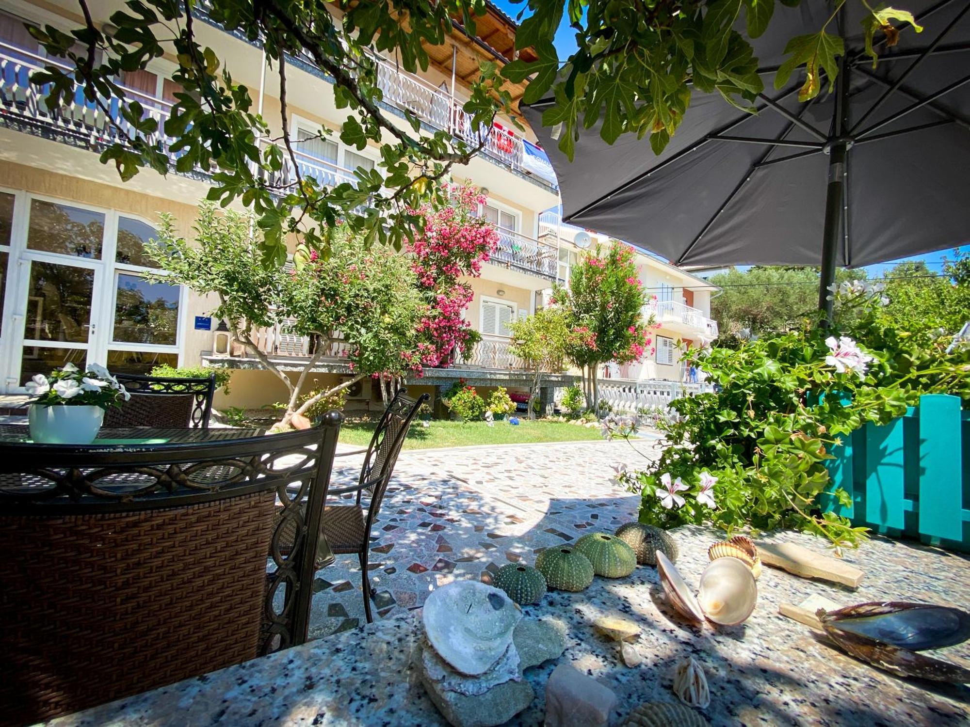Apartments Happy Island Rab Rab Town Exterior photo