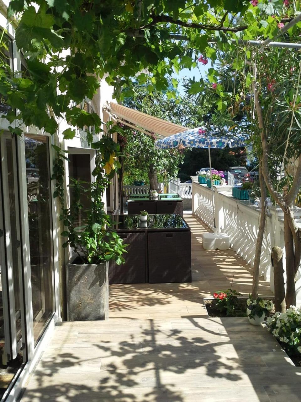 Apartments Happy Island Rab Rab Town Exterior photo